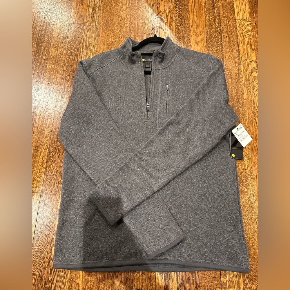 NWT Men’s Zella Quarter Zip Pull-Over
Medium Gray
Zipper pocket